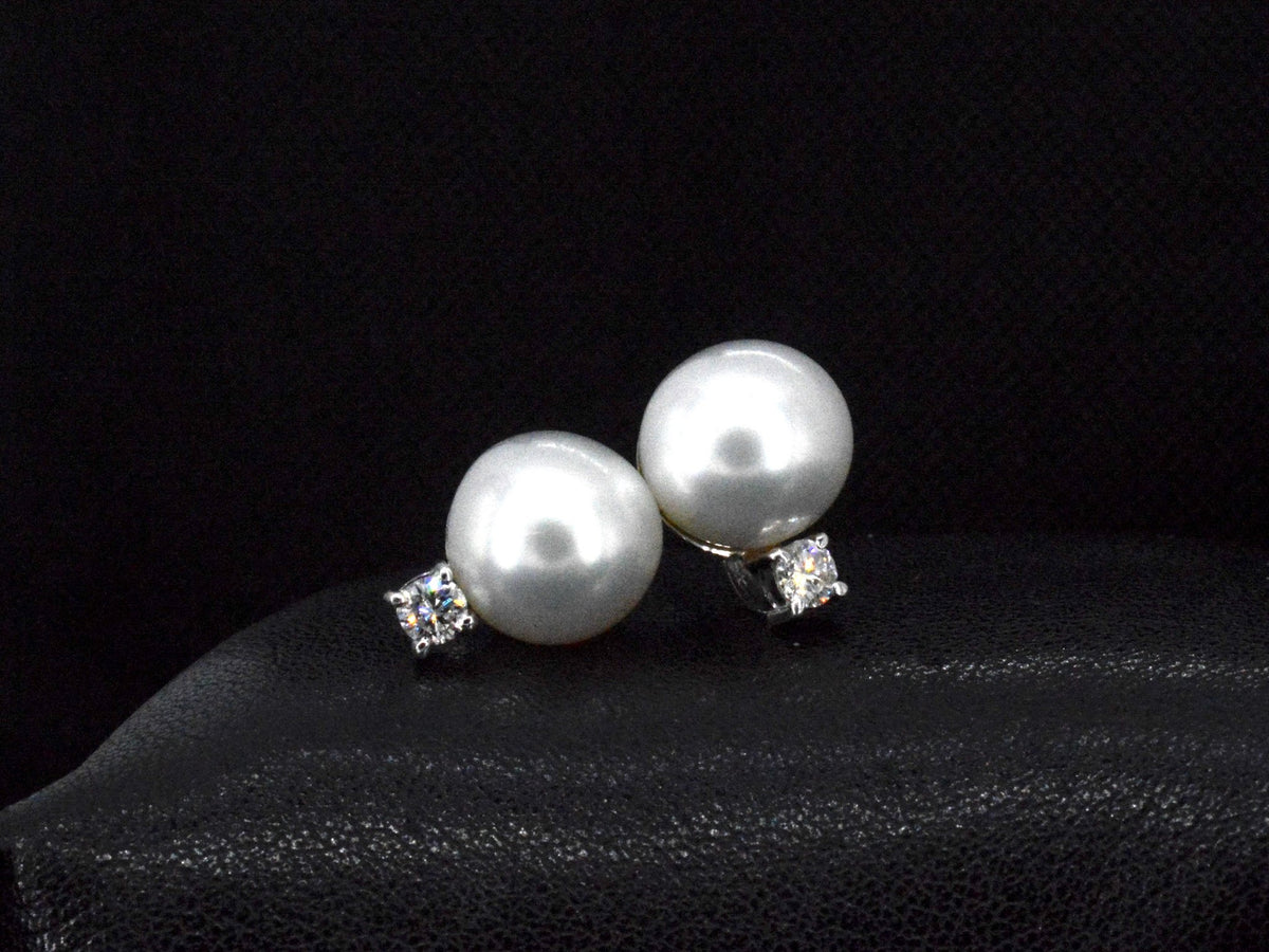 Gouden oorknoppen met diamanten en zuidzee parels