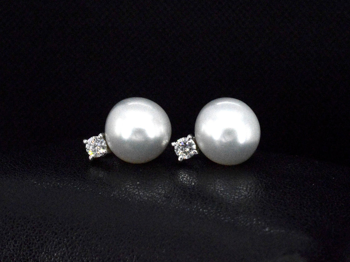 Gouden oorknoppen met diamanten en zuidzee parels