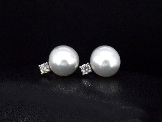 Gouden oorknoppen met diamanten en zuidzee parels