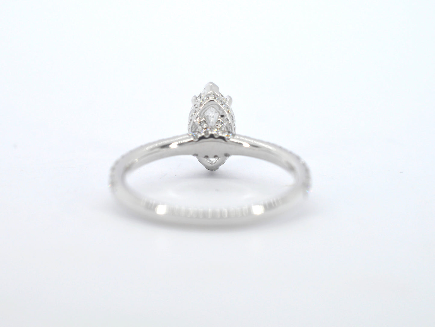 Witgouden solitaire ring met een marquise diamant van 1.00 carat met hidden Halo