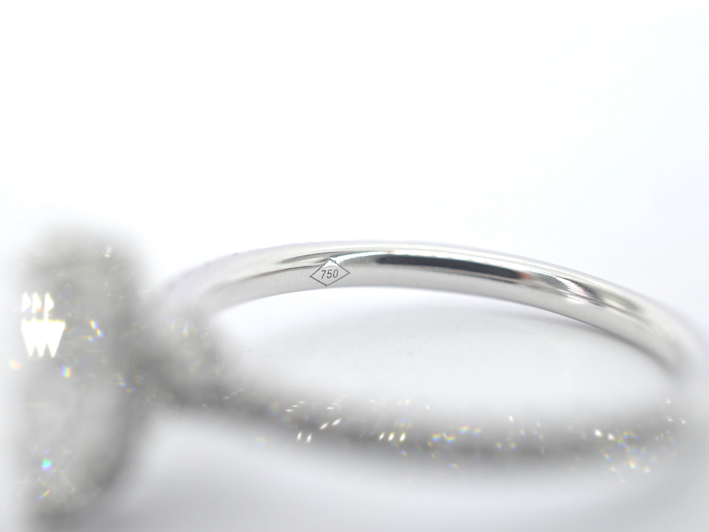 Witgouden solitaire ring met een marquise diamant van 1.00 carat met hidden Halo