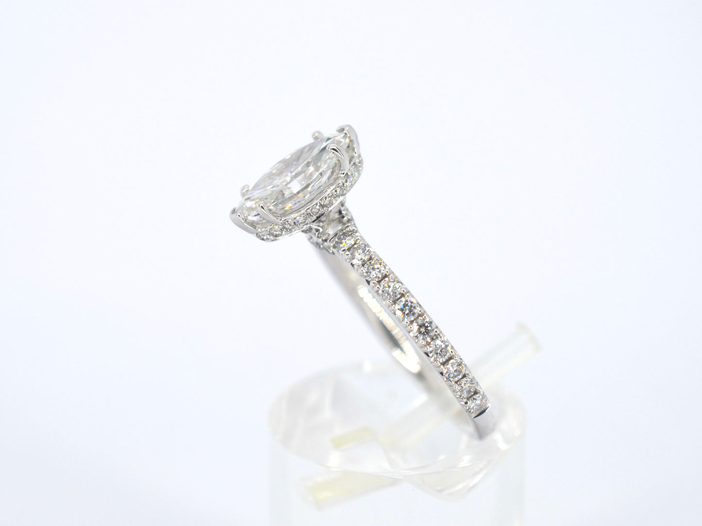 Witgouden solitaire ring met een marquise diamant van 1.00 carat met hidden Halo