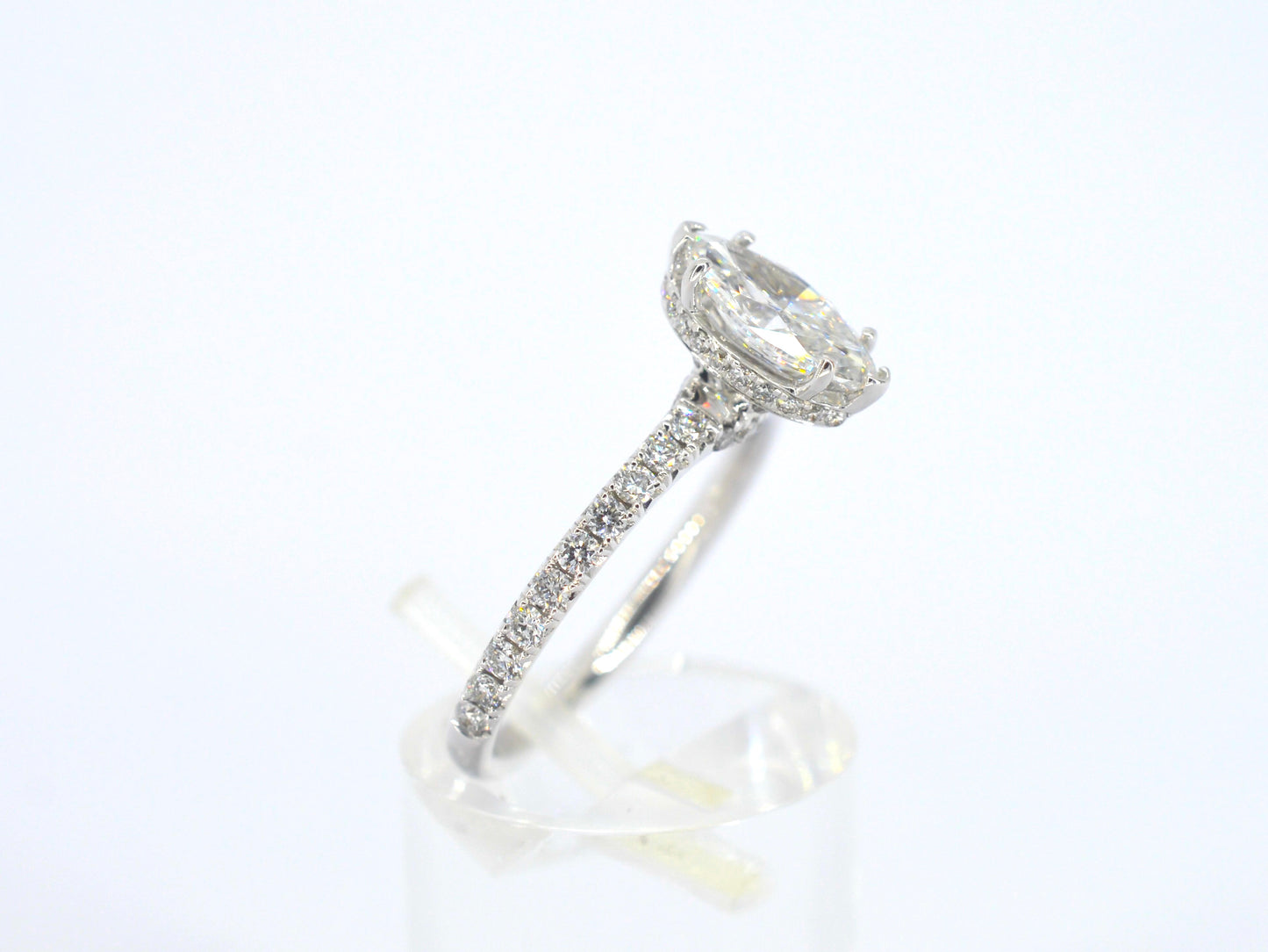 Witgouden solitaire ring met een marquise diamant van 1.00 carat met hidden Halo
