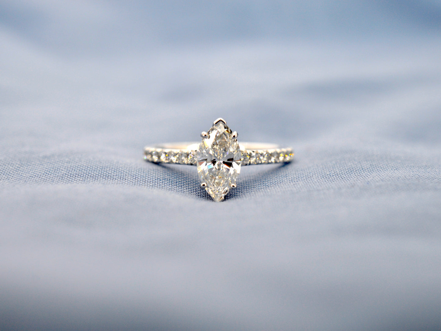 Witgouden solitaire ring met een marquise diamant van 1.00 carat met hidden Halo