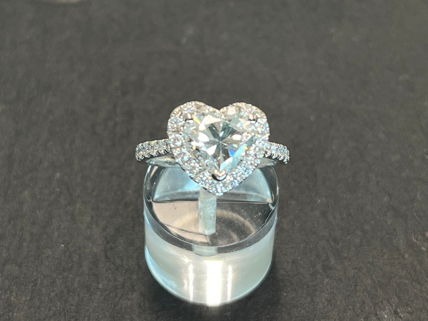 Witgouden entourage ring met een hartvorm geslepen diamant van 2.00 carat