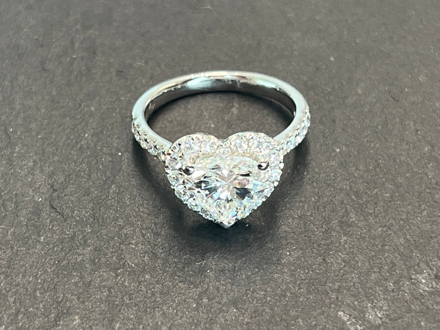 Witgouden entourage ring met een hartvorm geslepen diamant van 2.00 carat