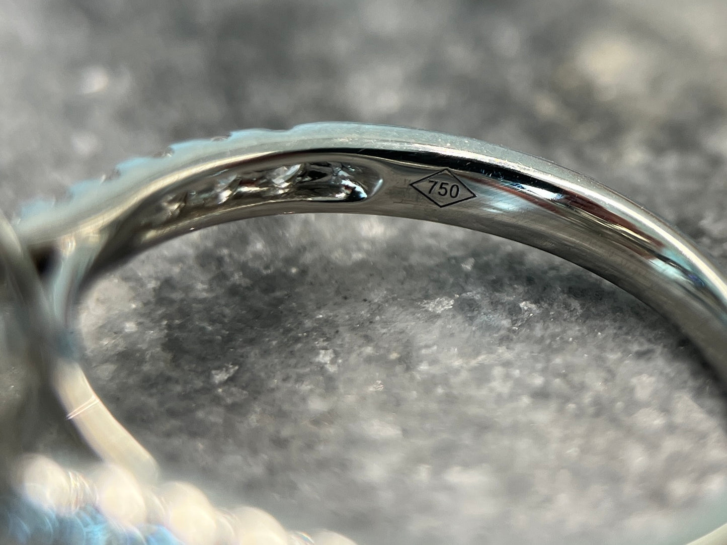 Witgouden entourage ring met een hartvorm geslepen diamant van 2.00 carat