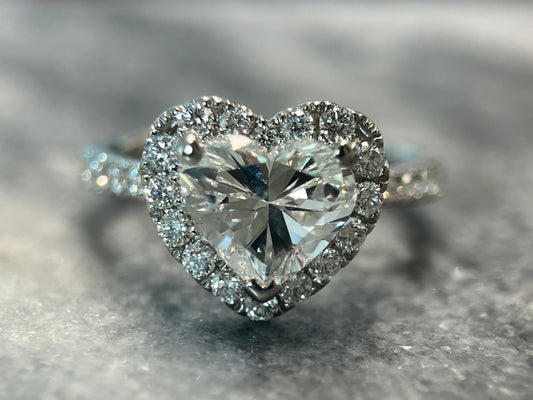 Witgouden entourage ring met een hartvorm geslepen diamant van 2.00 carat