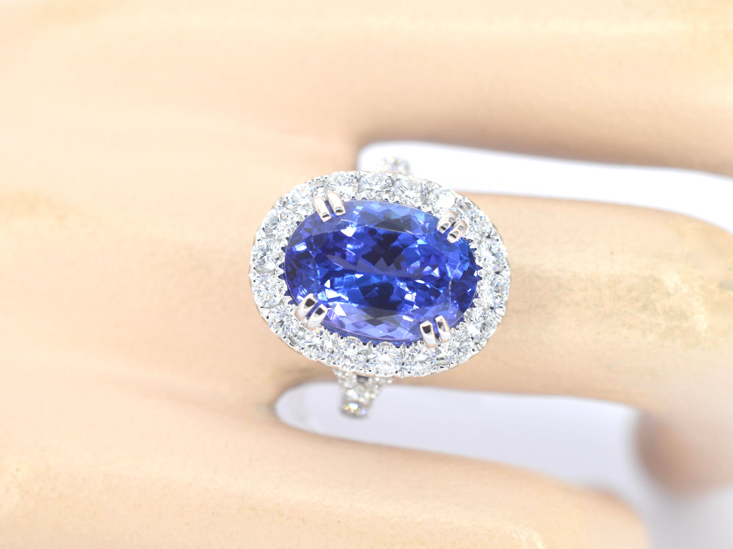 Witgouden entourage ring met een tanzaniet van 7.00 carat