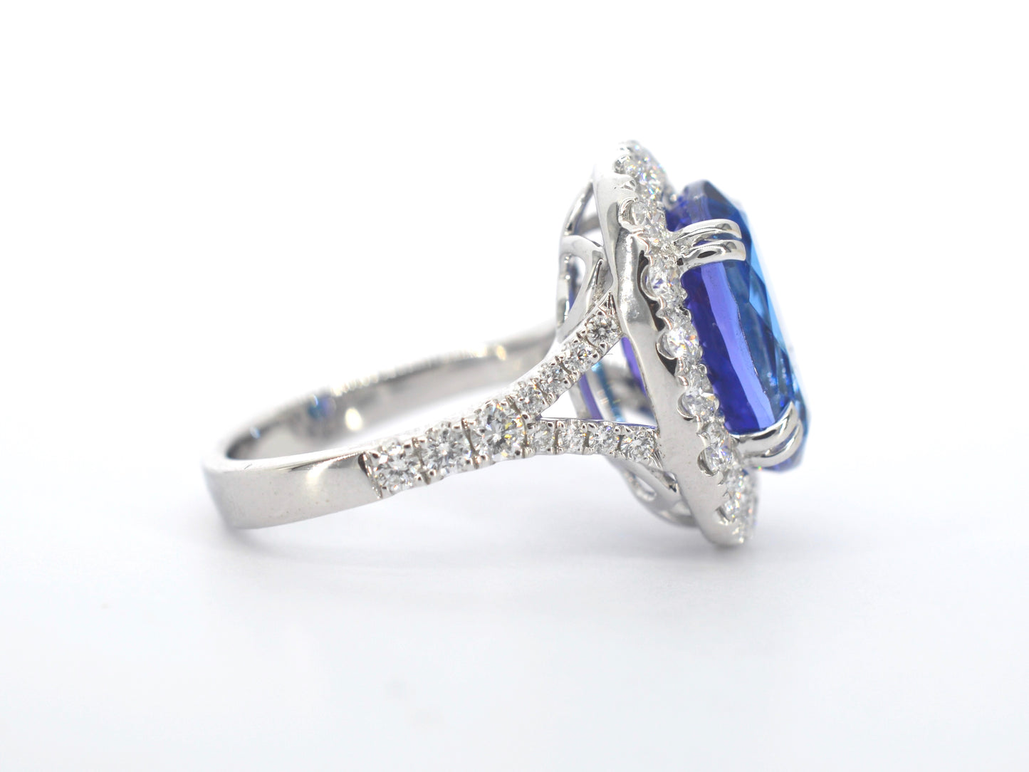 Witgouden entourage ring met een tanzaniet van 7.00 carat