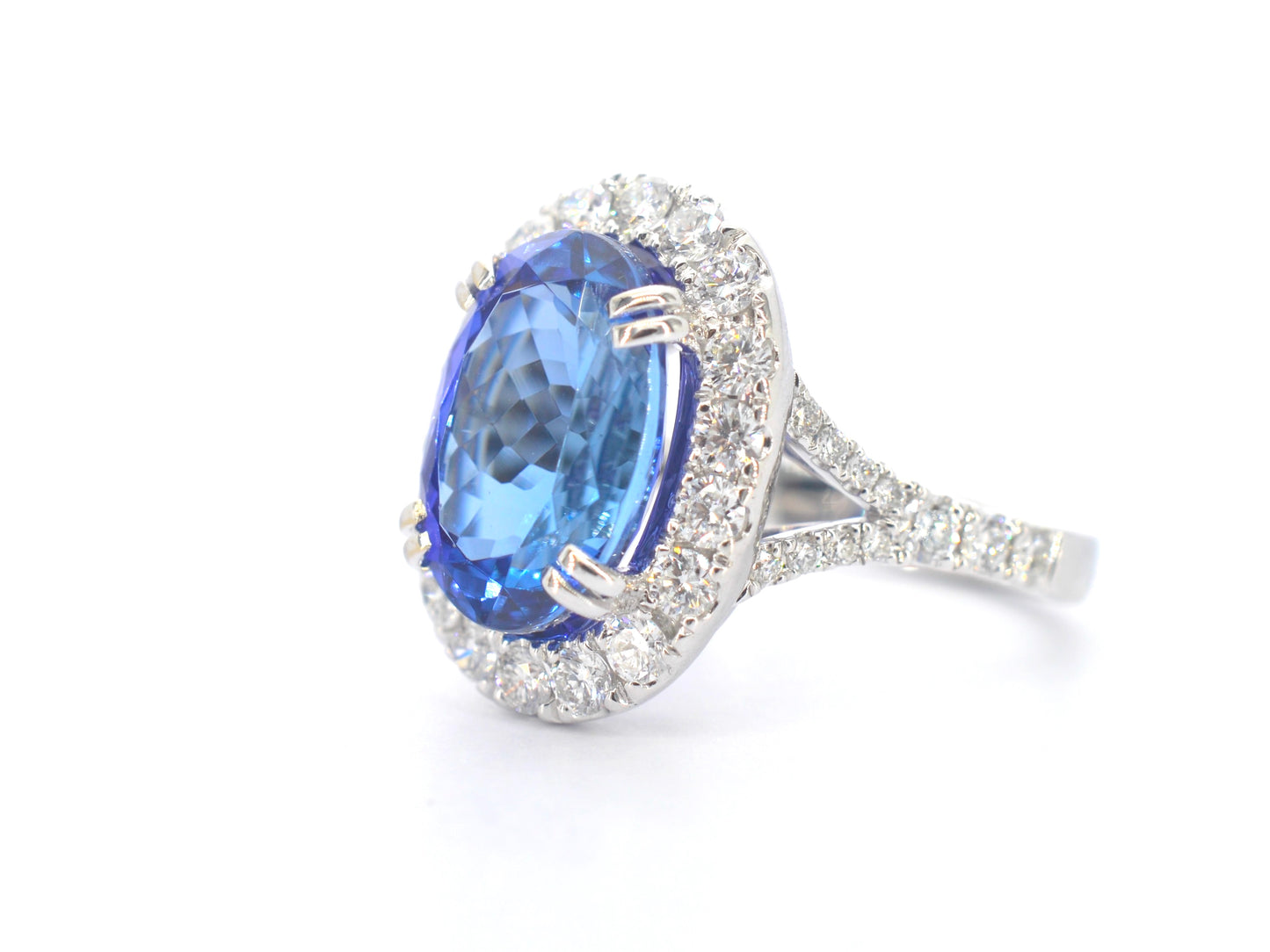 Witgouden entourage ring met een tanzaniet van 7.00 carat