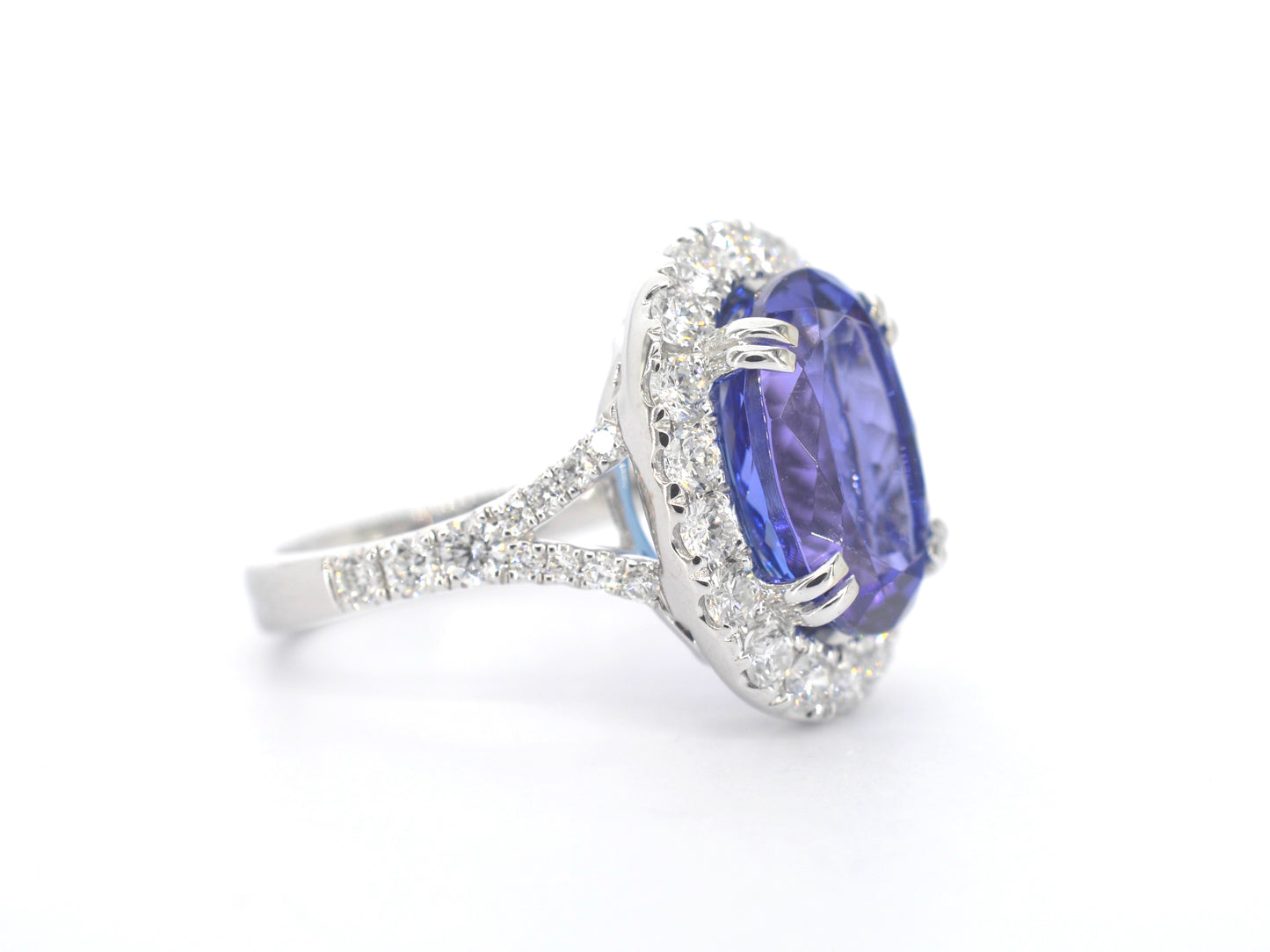 Witgouden entourage ring met een tanzaniet van 7.00 carat