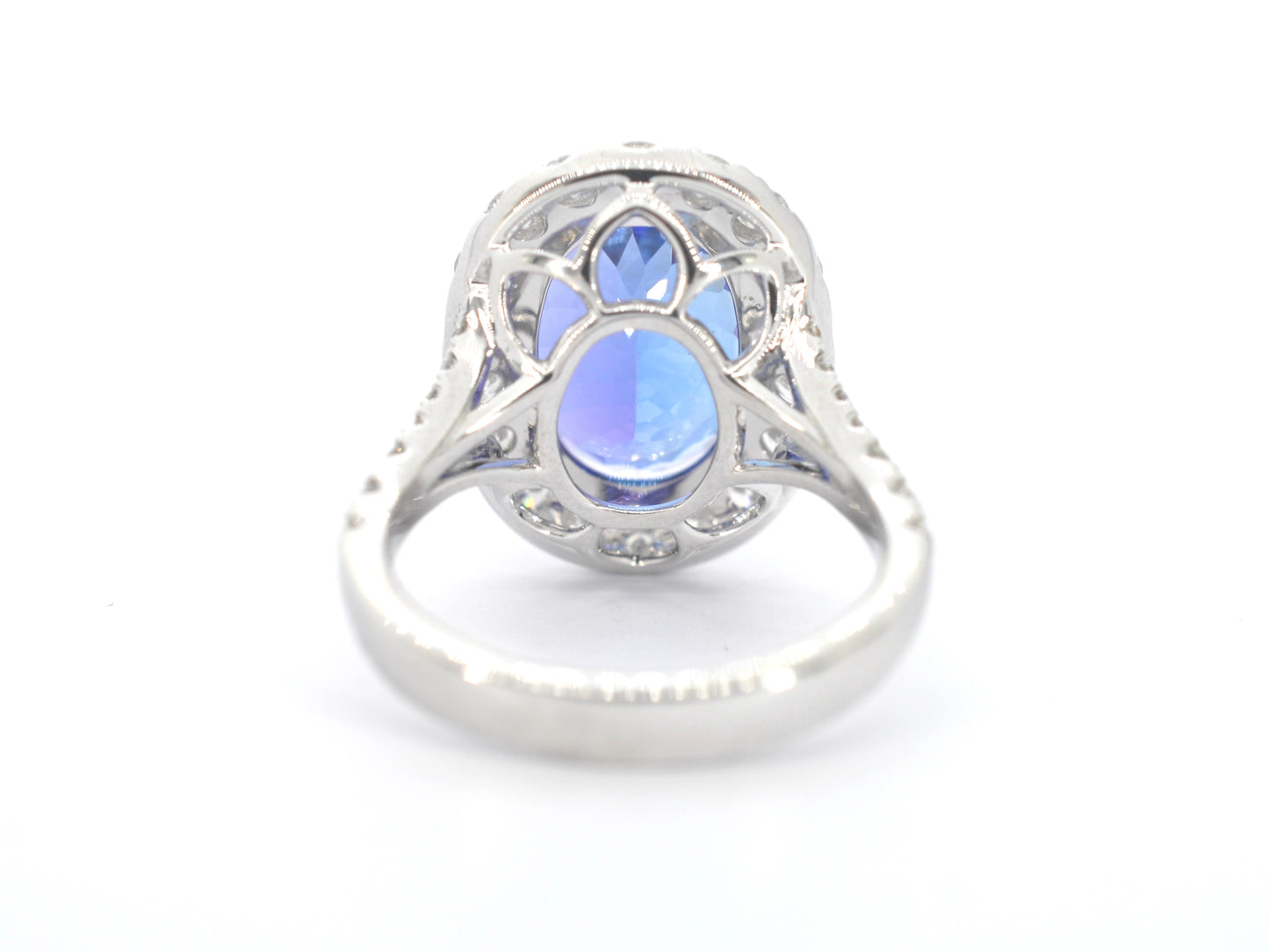 Witgouden entourage ring met een tanzaniet van 7.00 carat