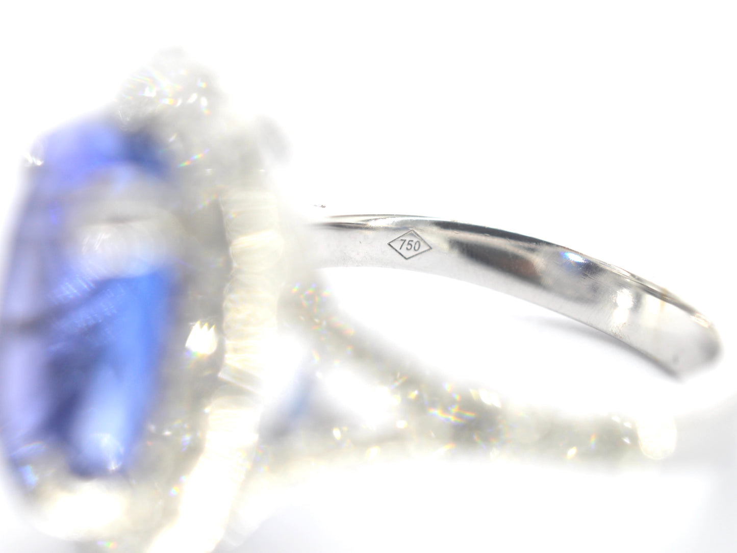 Witgouden entourage ring met een tanzaniet van 7.00 carat