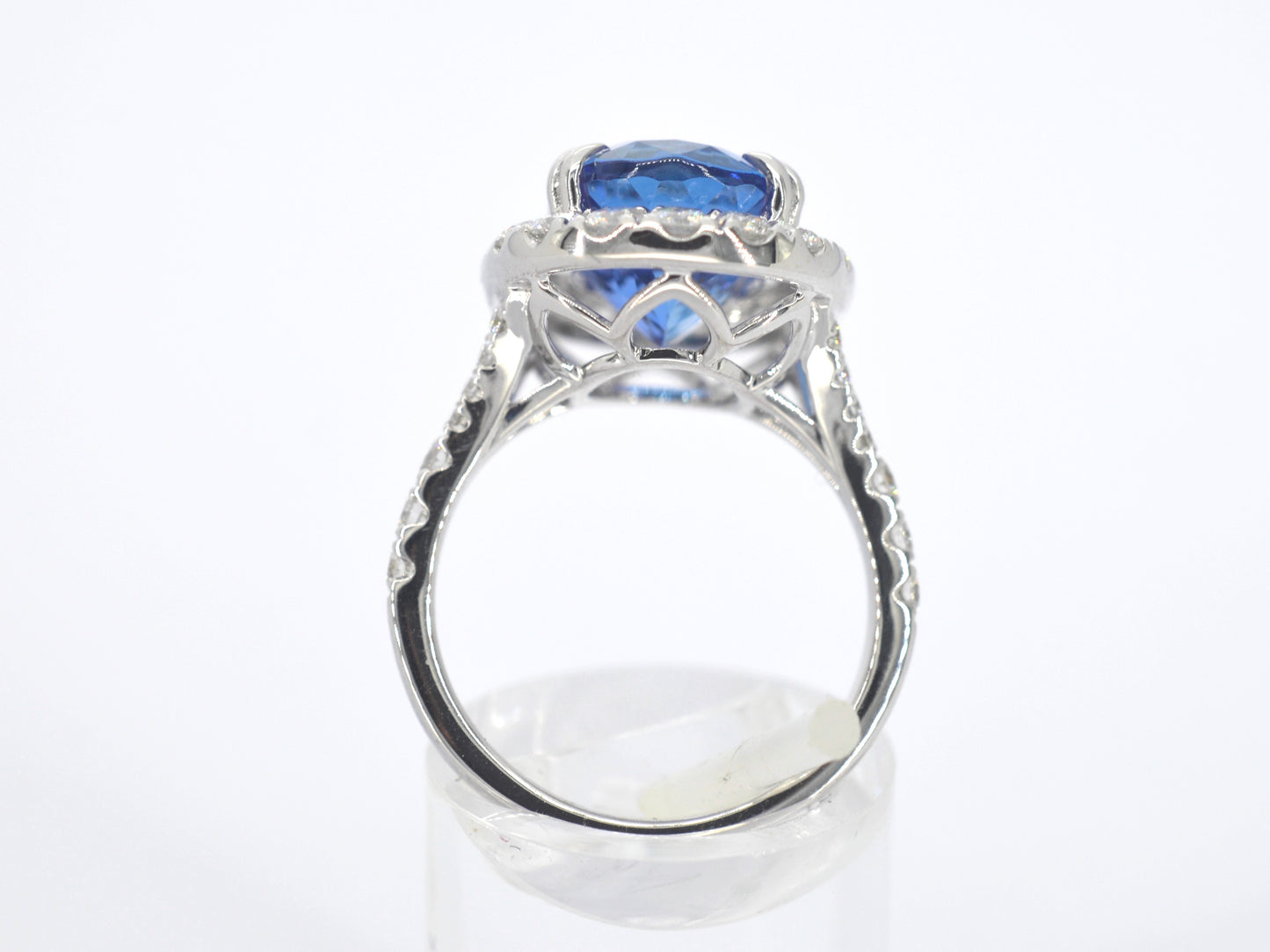 Witgouden entourage ring met een tanzaniet van 7.00 carat