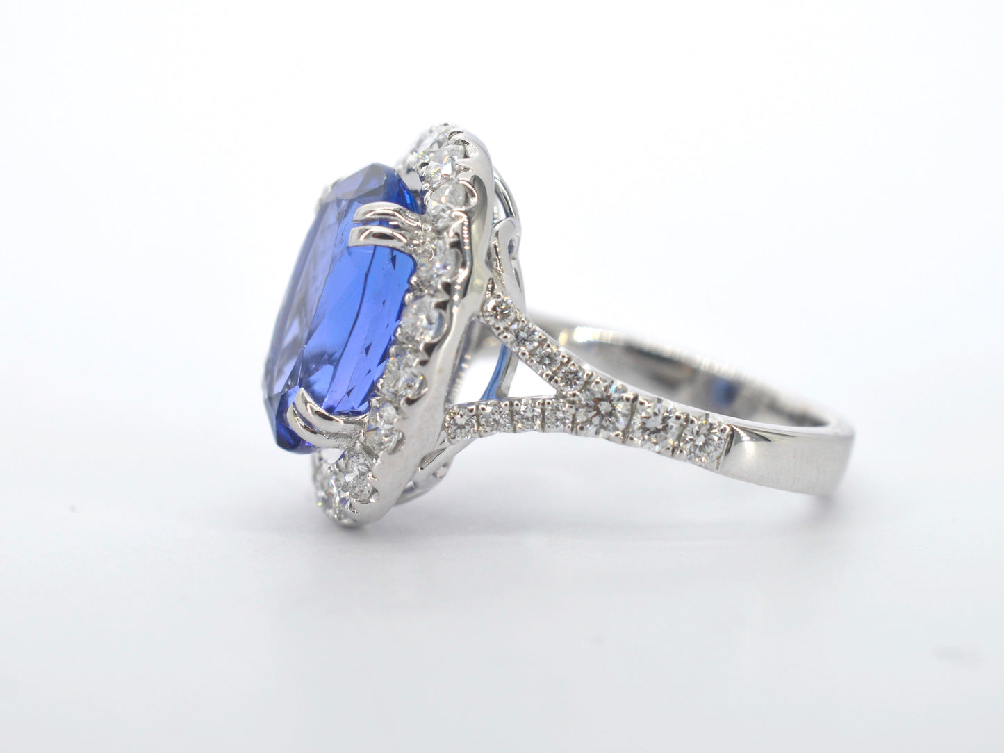 Witgouden entourage ring met een tanzaniet van 7.00 carat