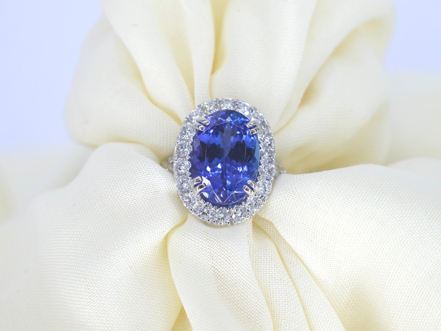 Witgouden entourage ring met een tanzaniet van 7.00 carat