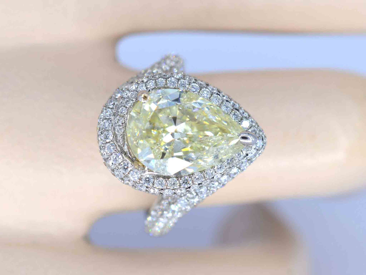 Witgouden bijzondere diamanten ring met een pear shape diamant van 3.00 carat