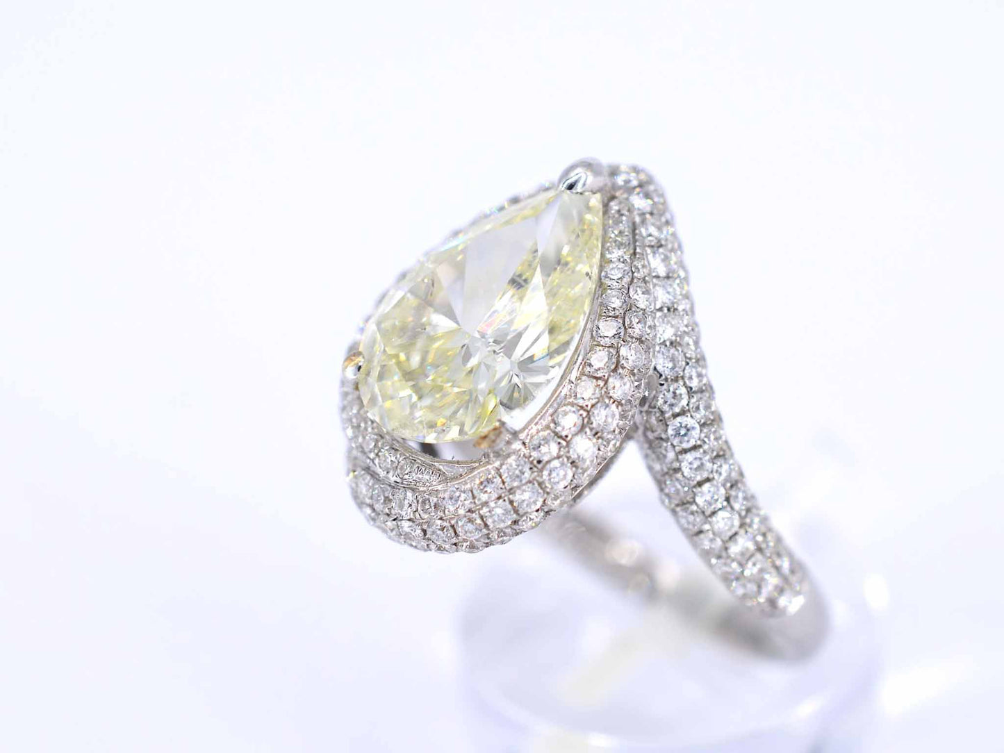 Witgouden bijzondere diamanten ring met een pear shape diamant van 3.00 carat