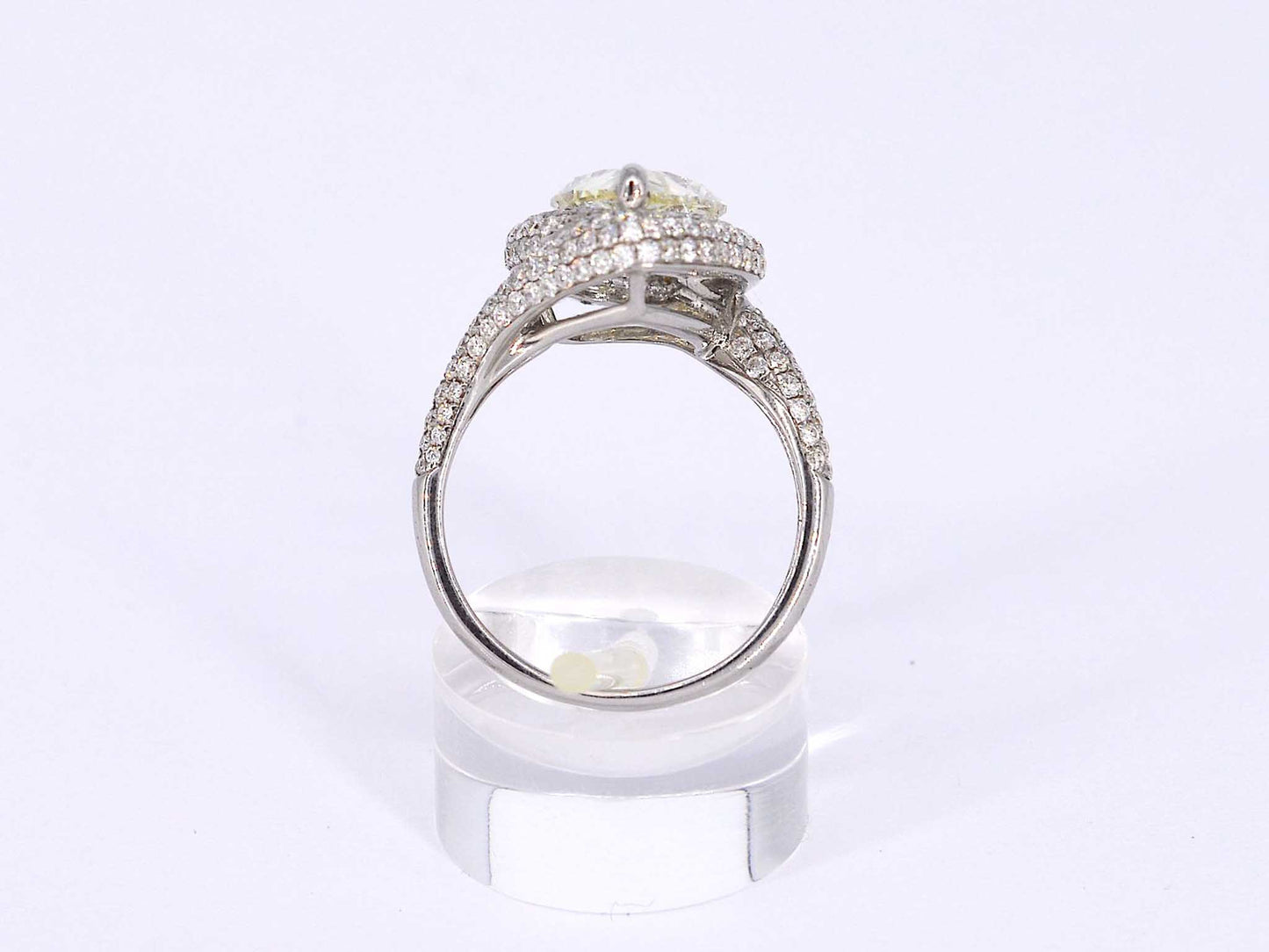 Witgouden bijzondere diamanten ring met een pear shape diamant van 3.00 carat