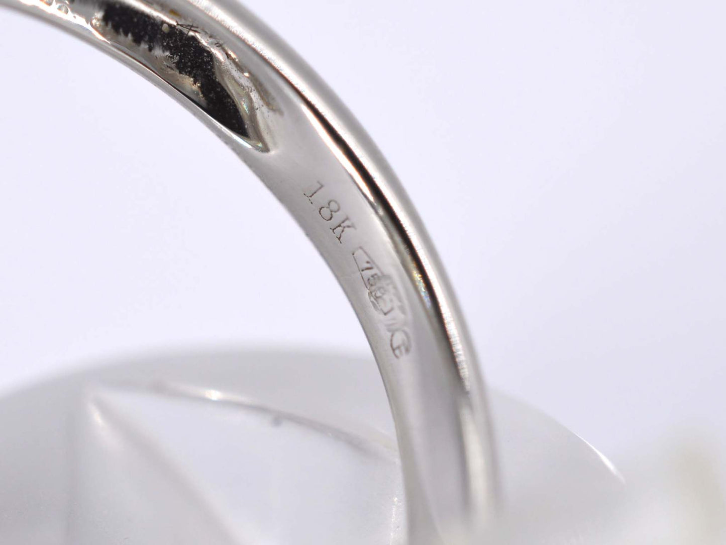 Witgouden bijzondere diamanten ring met een pear shape diamant van 3.00 carat