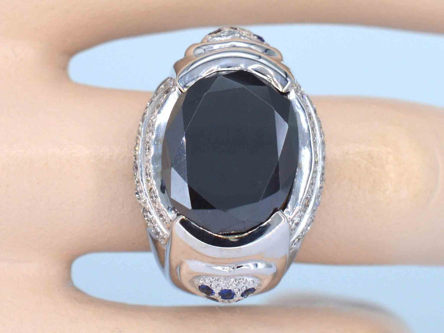 Witgouden ring met een grote zwarte briljant en diamanten