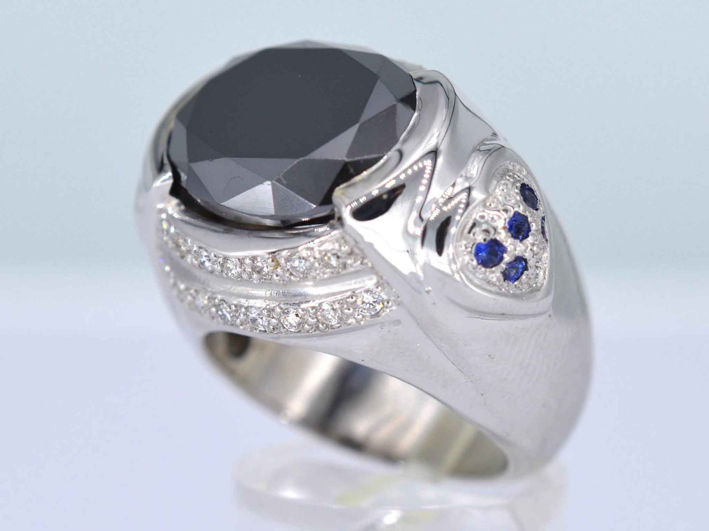 Witgouden ring met een grote zwarte briljant en diamanten