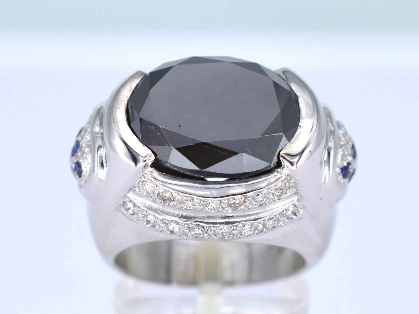 Witgouden ring met een grote zwarte briljant en diamanten