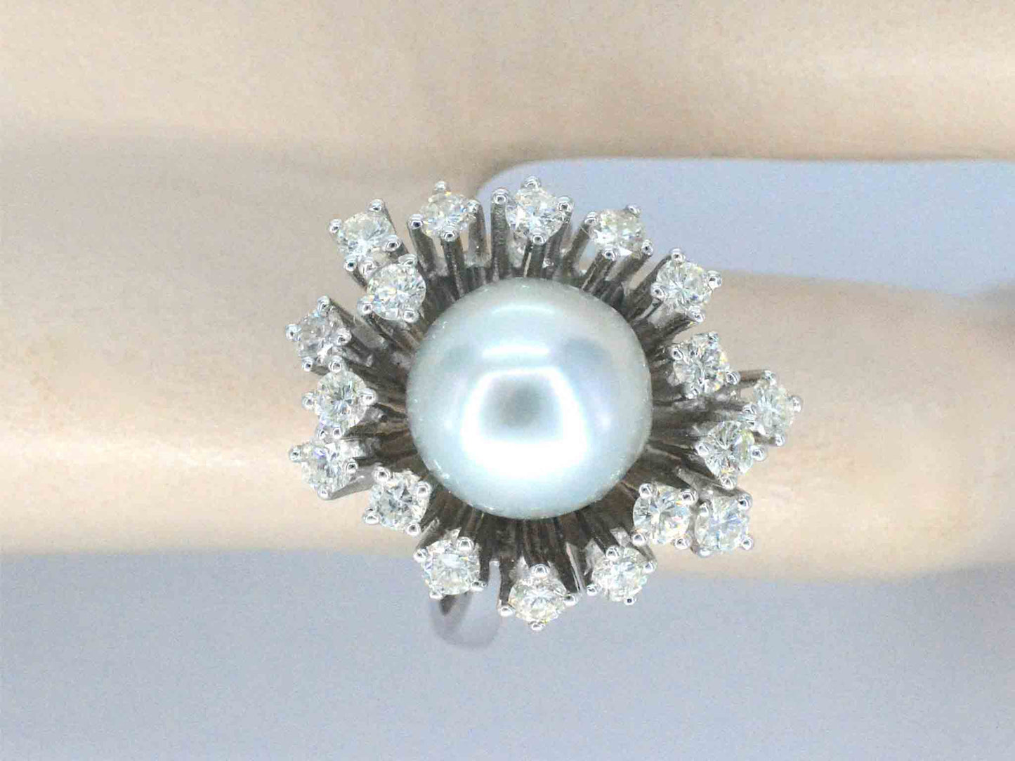 Witgouden entourage ring met diamanten en een bijzondere zuidzee parel