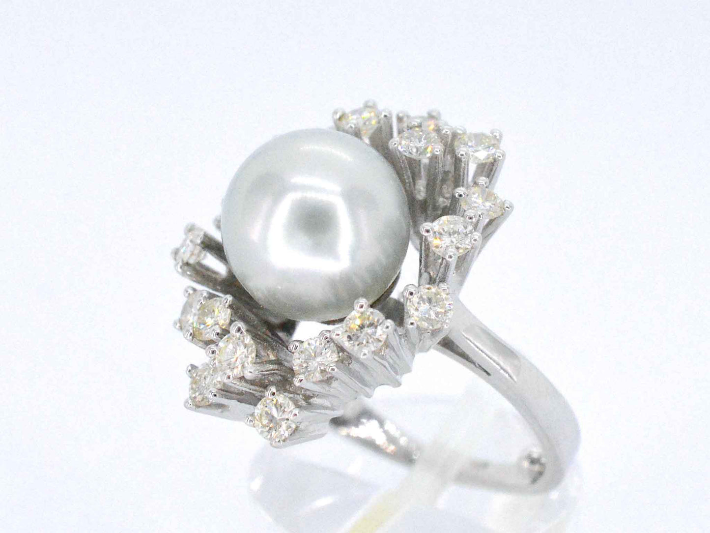 Witgouden entourage ring met diamanten en een bijzondere zuidzee parel