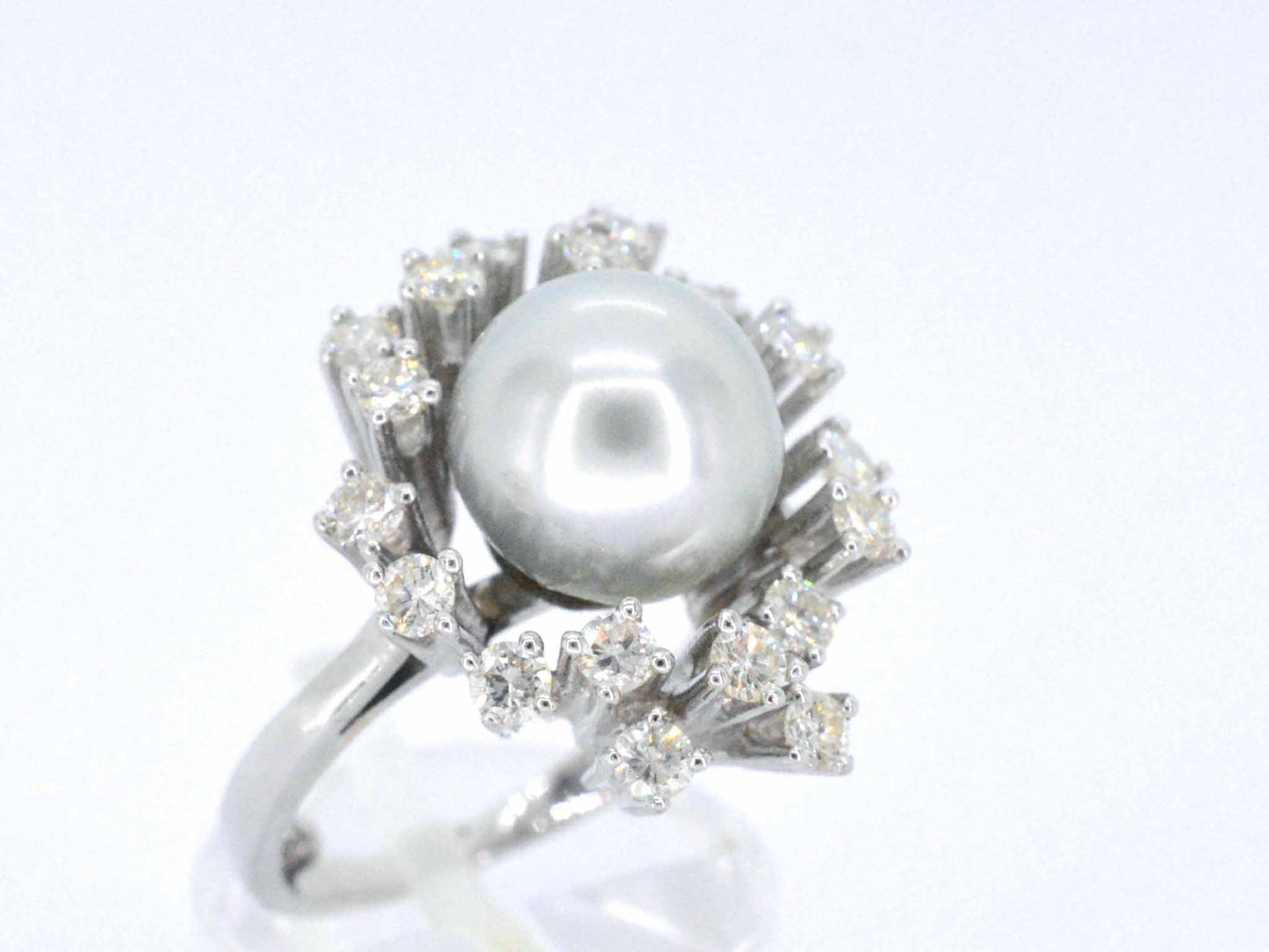 Witgouden entourage ring met diamanten en een bijzondere zuidzee parel