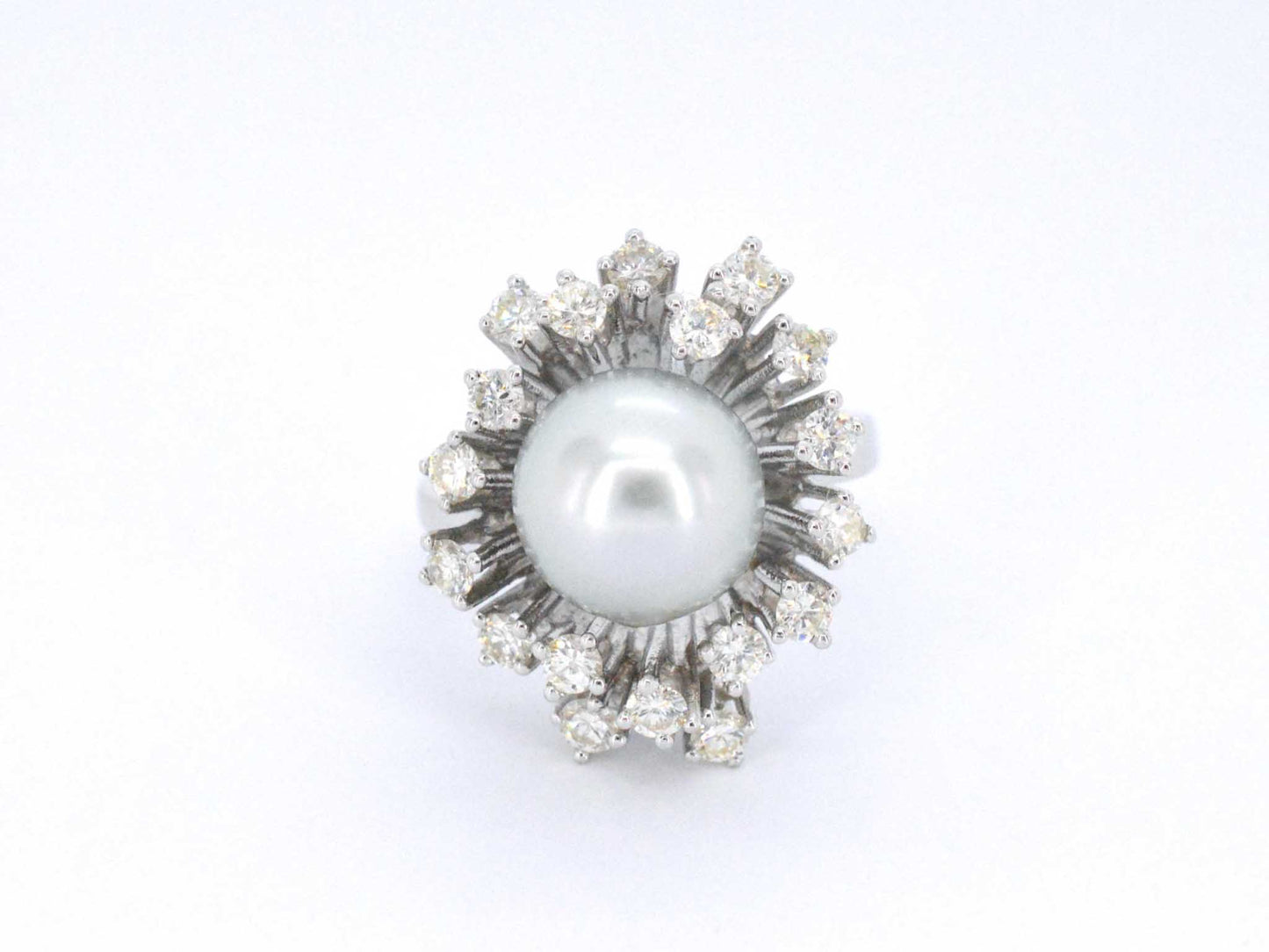 Witgouden entourage ring met diamanten en een bijzondere zuidzee parel