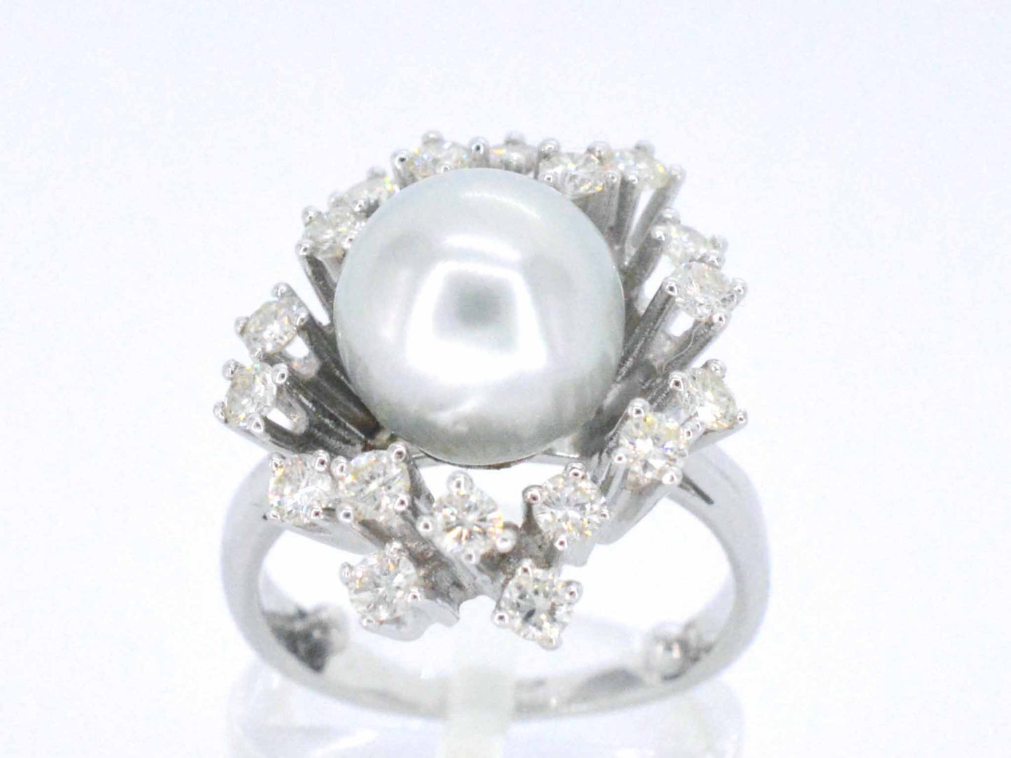 Witgouden entourage ring met diamanten en een bijzondere zuidzee parel