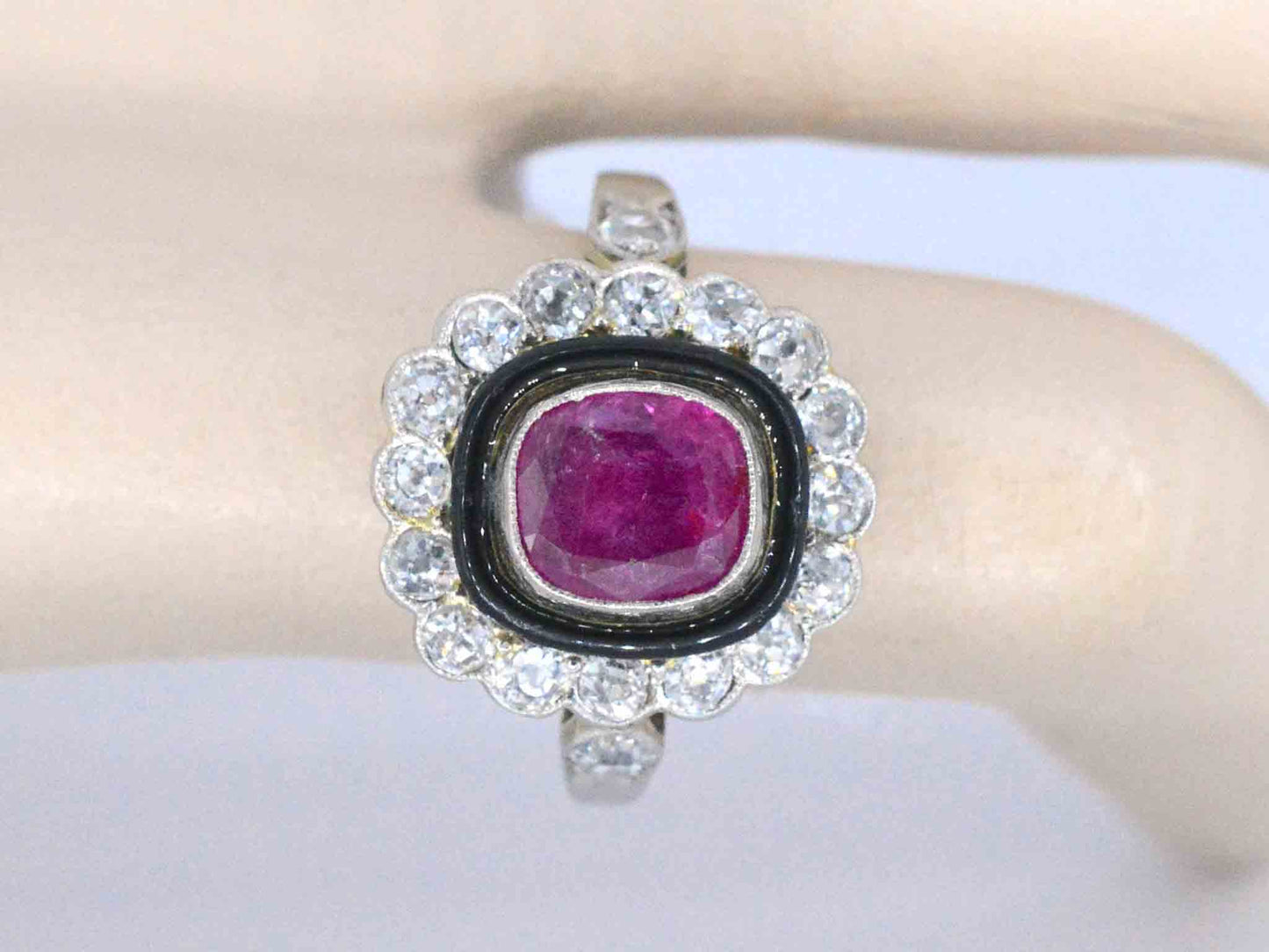 Art deco ring met diamanten en robijn