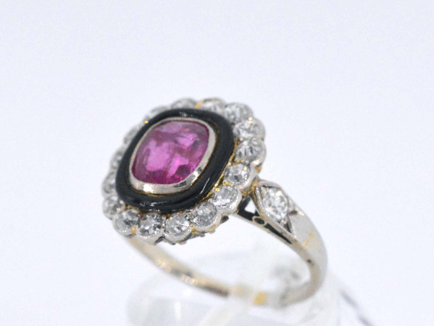 Art deco ring met diamanten en robijn