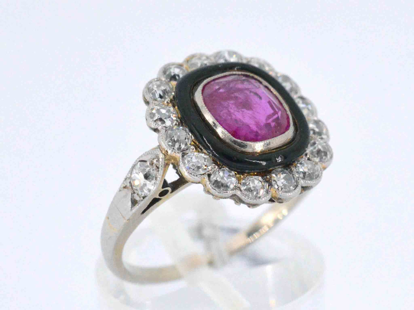 Art deco ring met diamanten en robijn
