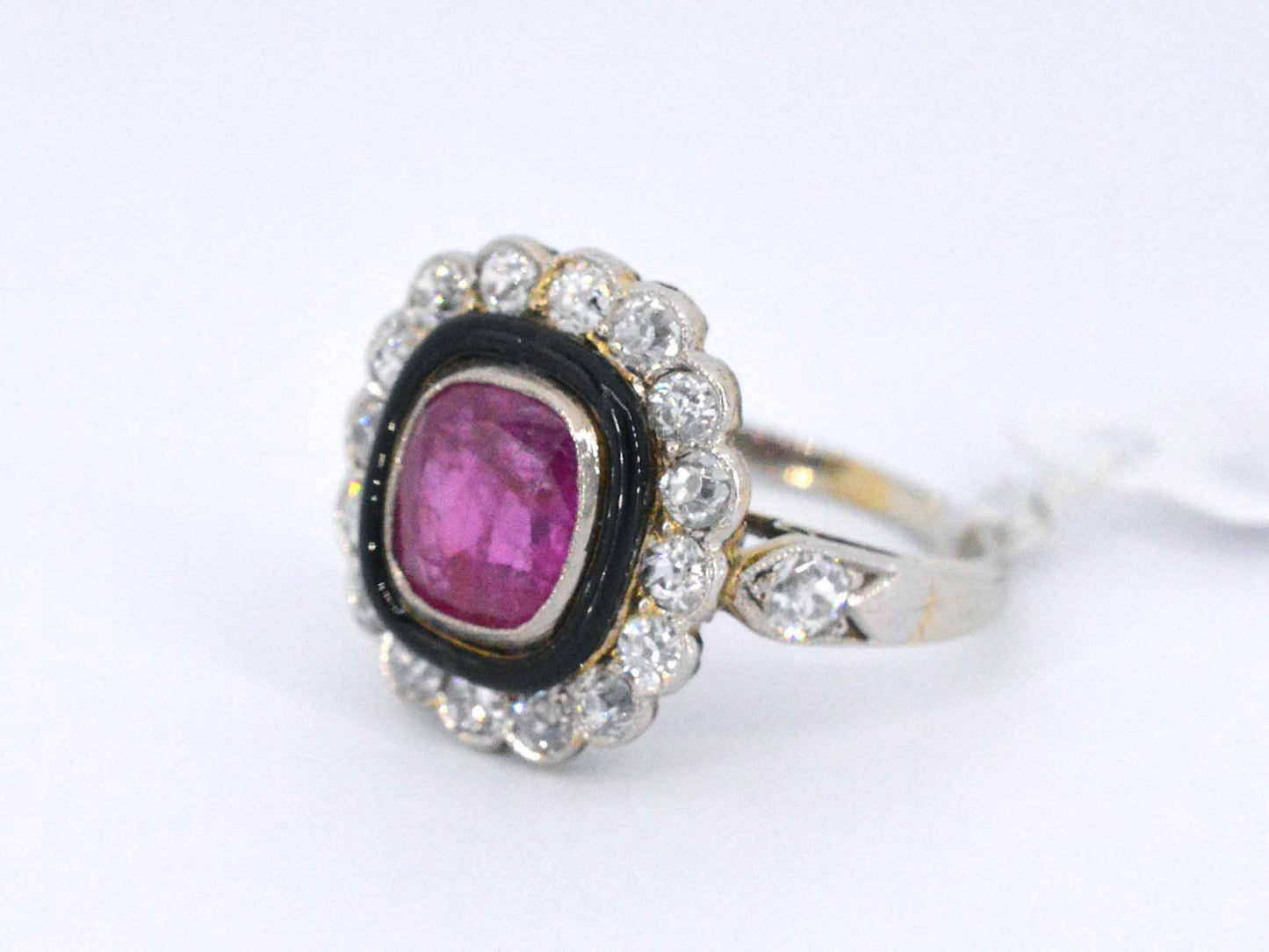 Art deco ring met diamanten en robijn