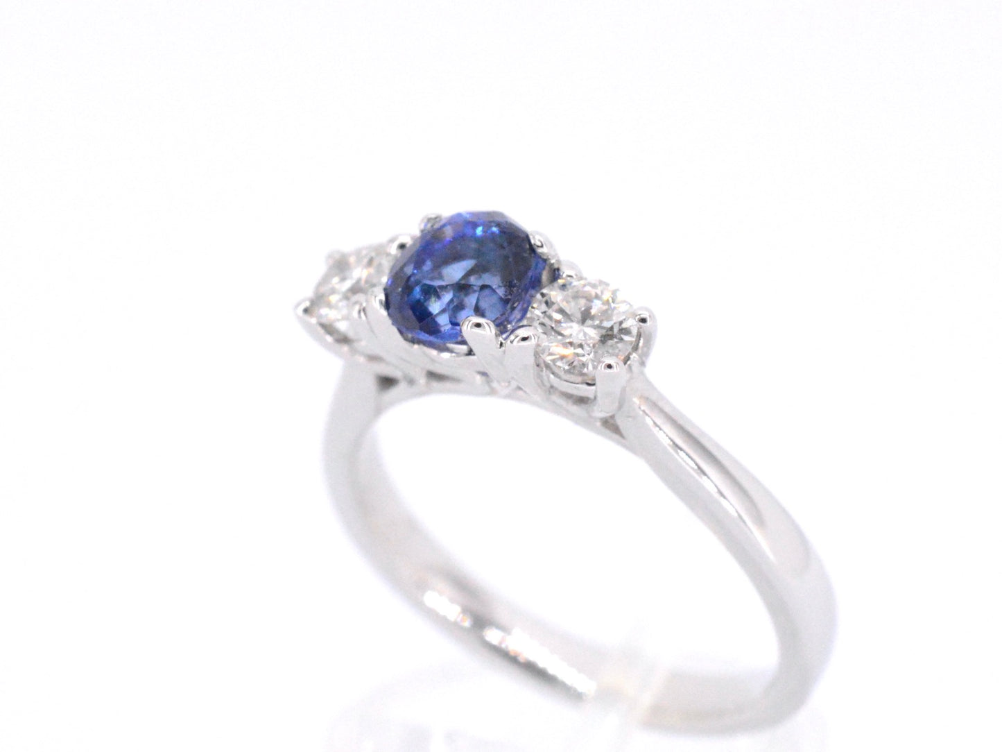 Gouden ring met diamant en een blauwe saffier