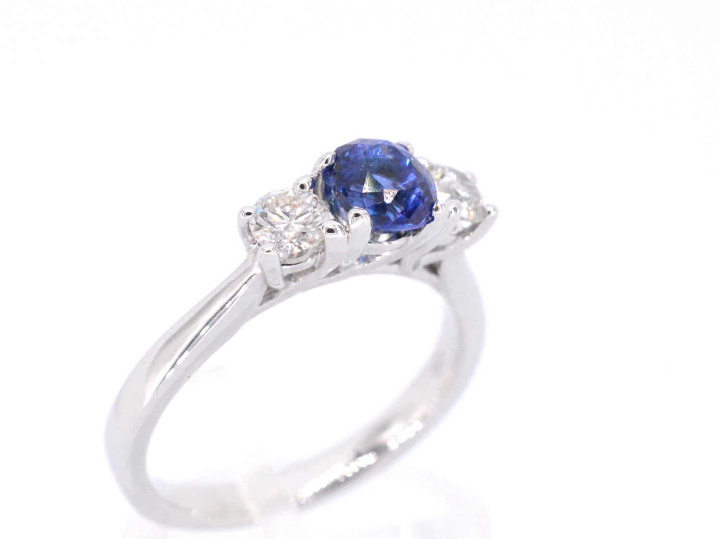 Gouden ring met diamant en een blauwe saffier