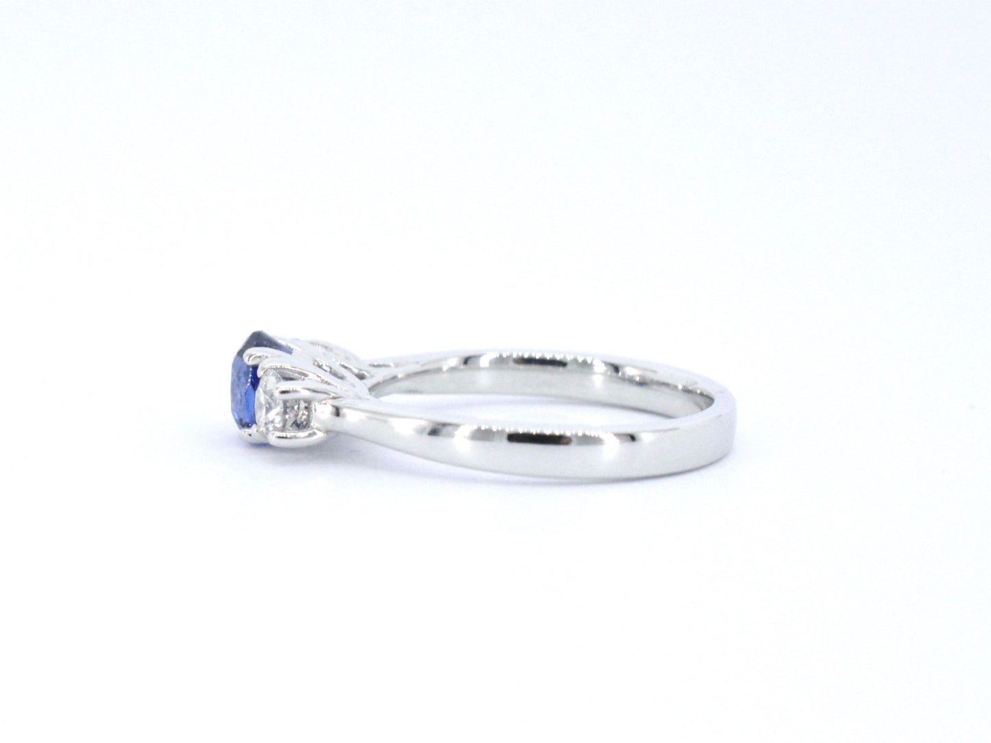 Gouden ring met diamant en een blauwe saffier