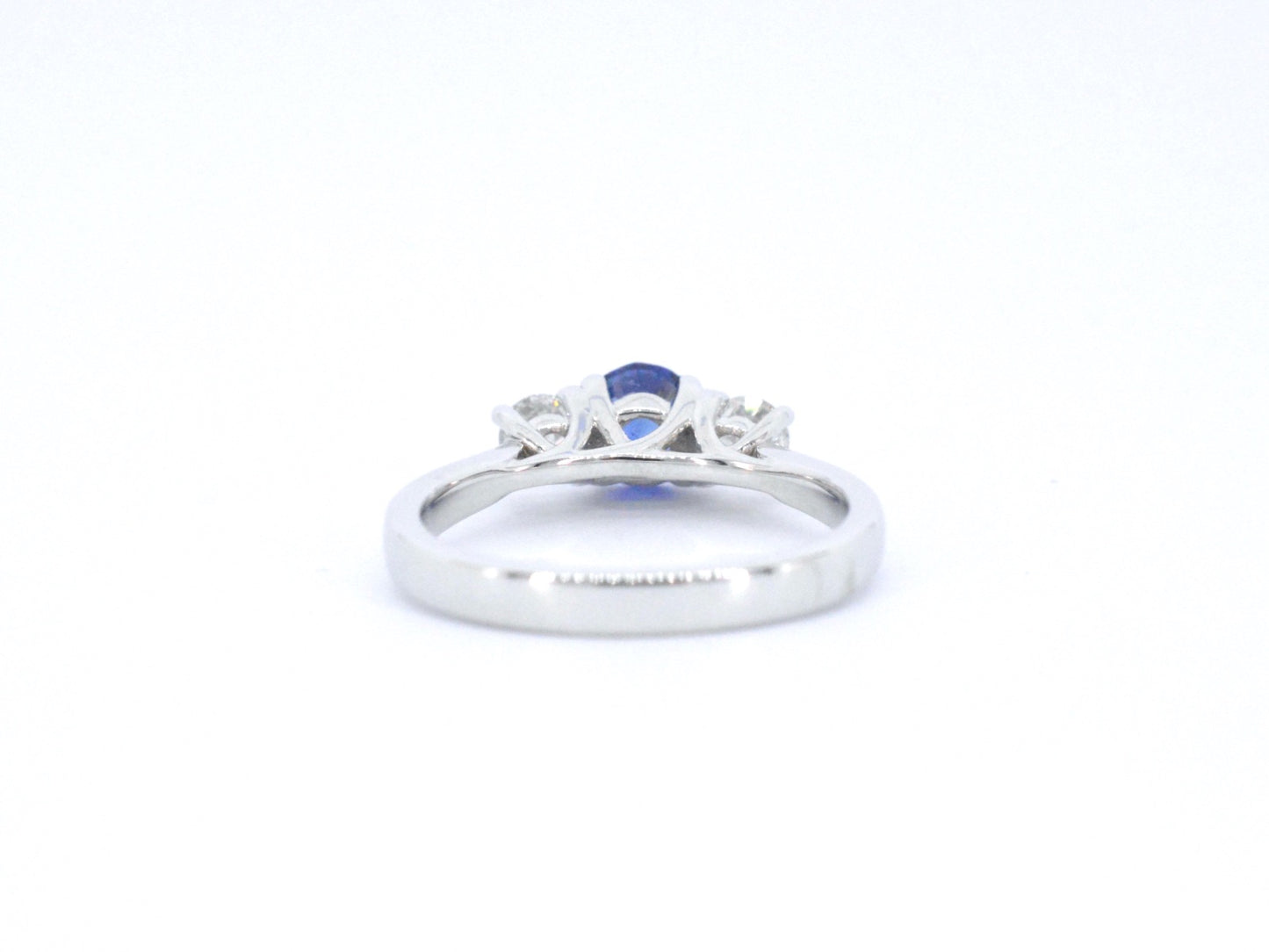 Gouden ring met diamant en een blauwe saffier