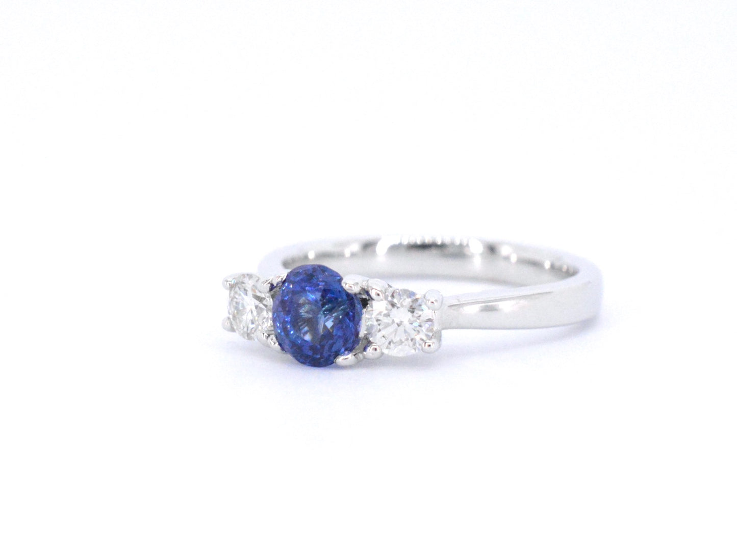 Gouden ring met diamant en een blauwe saffier