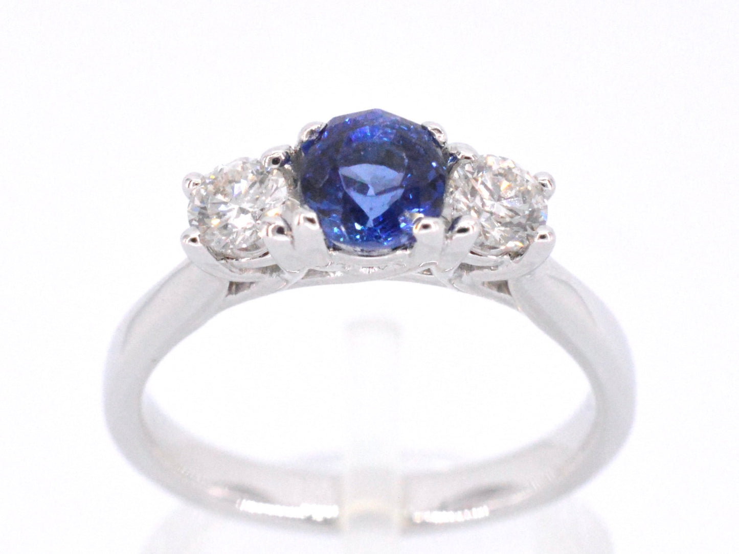Gouden ring met diamant en een blauwe saffier
