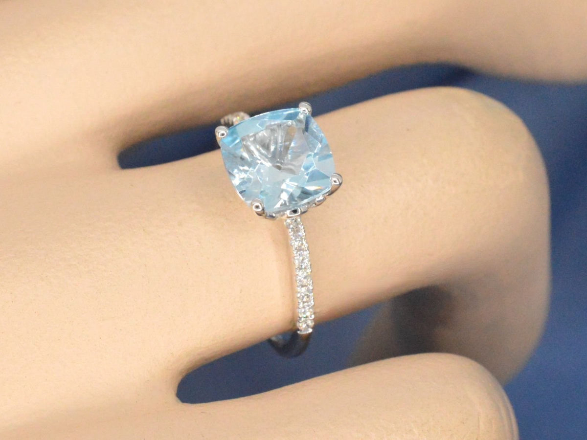 Witgouden ring met diamanten en topaas