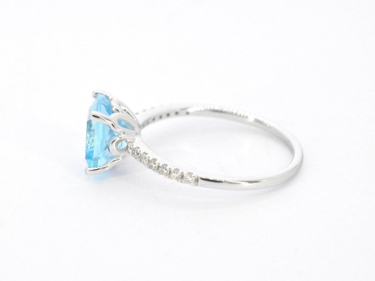Witgouden ring met diamanten en topaas
