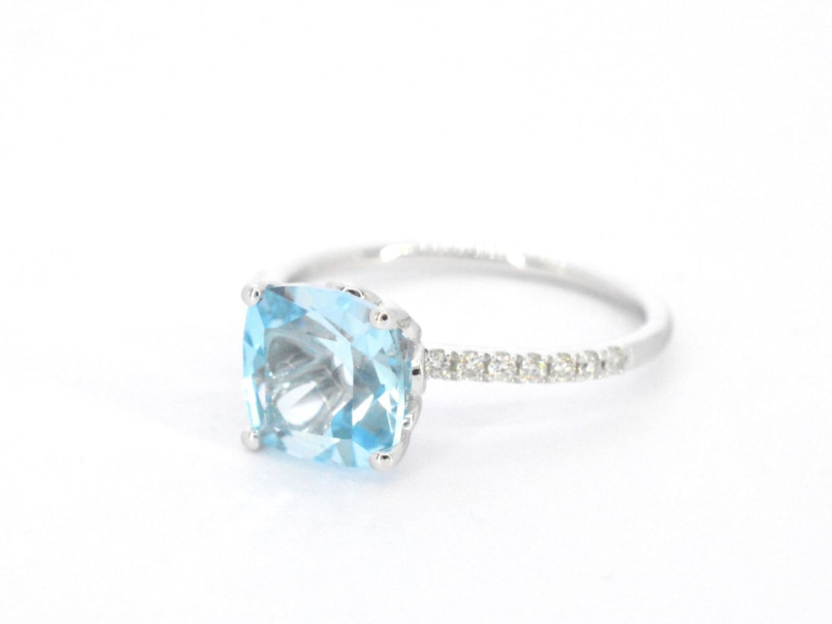 Witgouden ring met diamanten en topaas