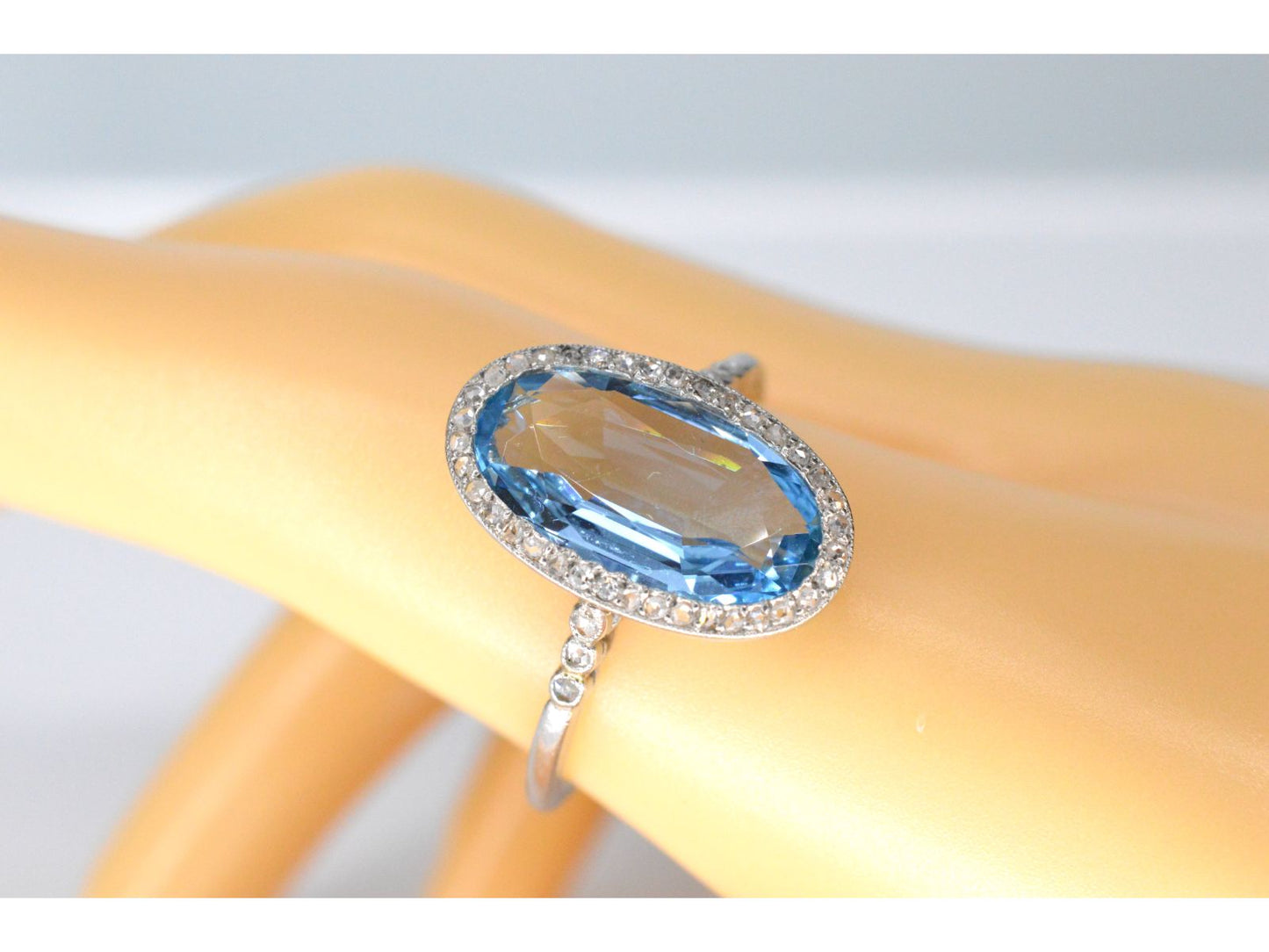 Art Deco stijl ring met blauwe edelsteen en roosdiamant