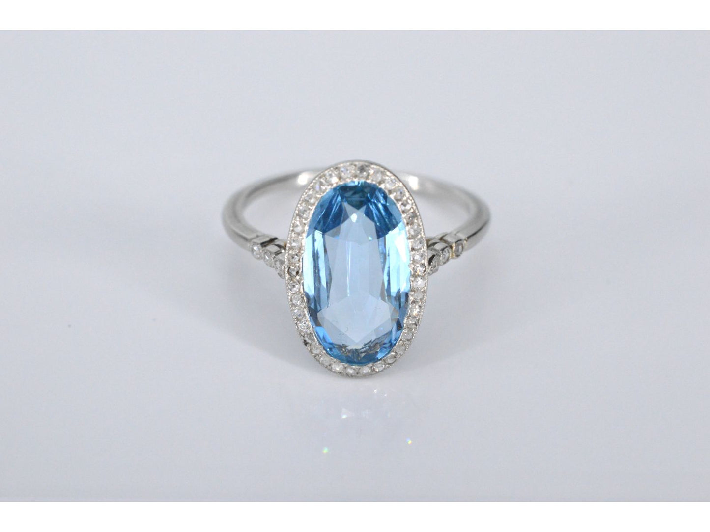 Art Deco stijl ring met blauwe edelsteen en roosdiamant