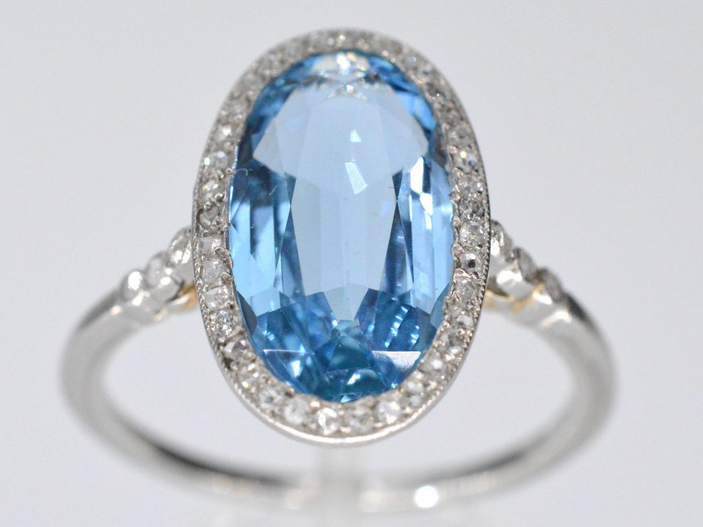 Art Deco stijl ring met blauwe edelsteen en roosdiamant