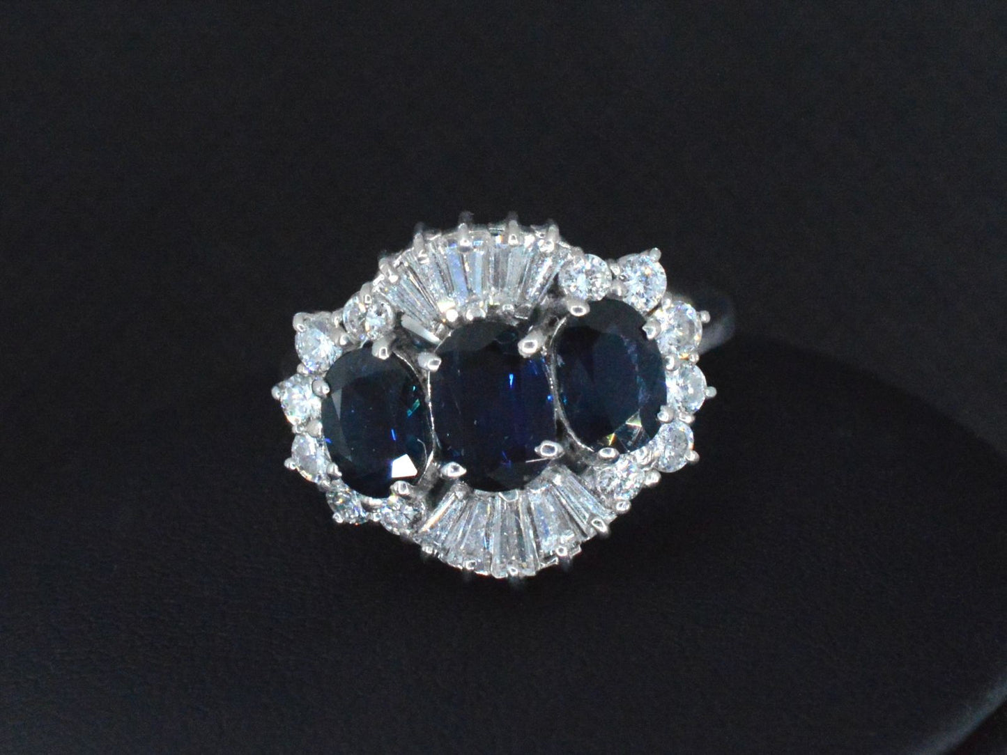 Gouden ring met diamanten en saffieren